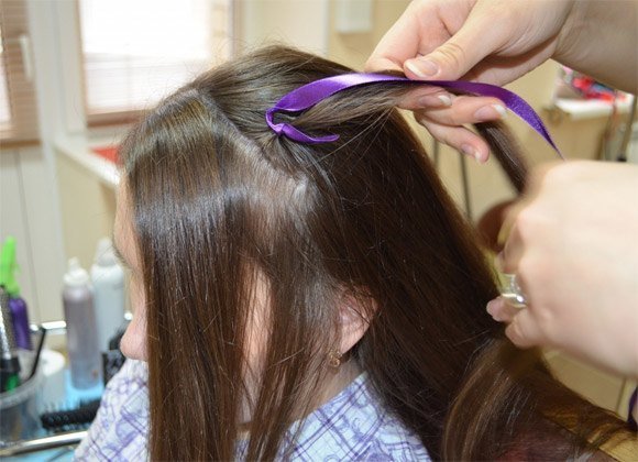 Chetyrekhpryadnaya-kosa-s-tsvetnoy-lentochkoy-1