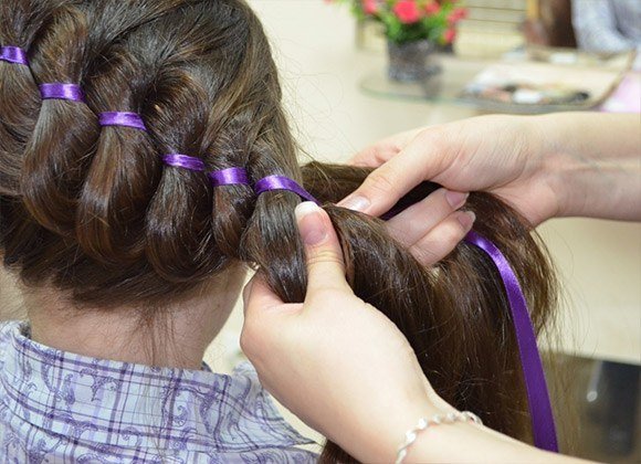 Chetyrekhpryadnaya-kosa-s-tsvetnoy-lentochkoy-10