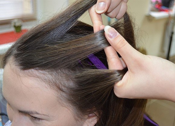 Chetyrekhpryadnaya-kosa-s-tsvetnoy-lentochkoy-2