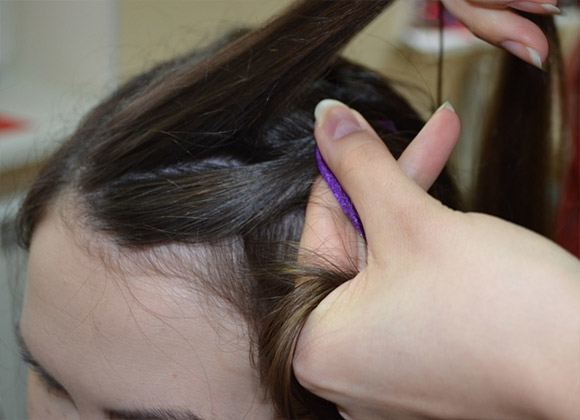 Chetyrekhpryadnaya-kosa-s-tsvetnoy-lentochkoy-3