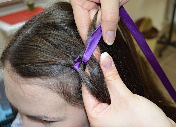 Chetyrekhpryadnaya-kosa-s-tsvetnoy-lentochkoy-5