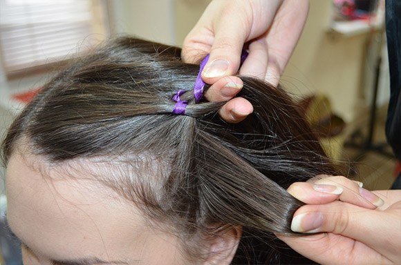 Chetyrekhpryadnaya-kosa-s-tsvetnoy-lentochkoy-6