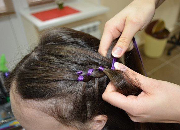 Chetyrekhpryadnaya-kosa-s-tsvetnoy-lentochkoy-8