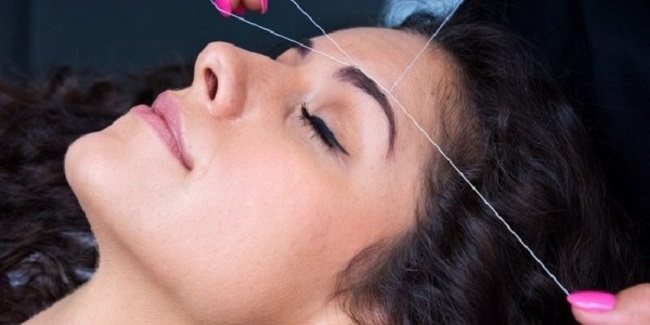 5-sposobov-vyshchipat-brovi-bez-pinceta1а