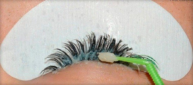 chem-snyat-naroshchennye-resnica-samostoyatelno4