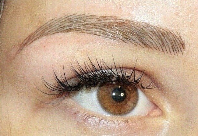 tatuazh-brovej-dlya-blondinok-vybor-metoda-cveta-i-formy1