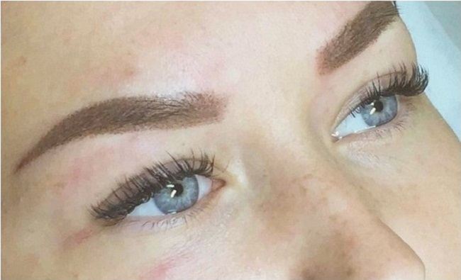 tatuazh-brovej-dlya-blondinok-vybor-metoda-cveta-i-formy4