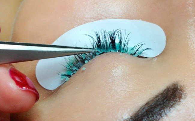 kak-bez-vreda-dlya-svoih-resnic-snyat-doma-naroshchennye-puchki11