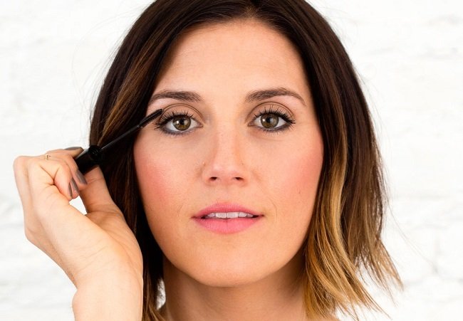 kak-zavit-resnicy-bez-shchipcov-v-domashnih-usloviyah11