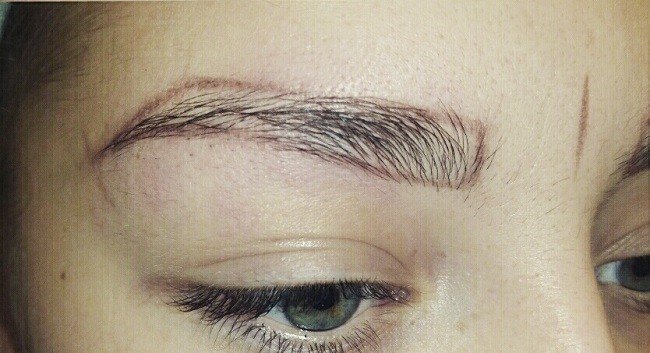 preimushchestva-i-osobennosti-voloskovogo-tatuazha-brovej13