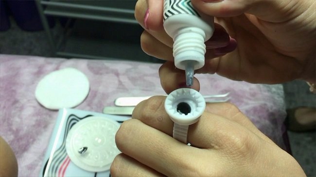 obzor-samogo-luchshego-kleya-dlya-naroshchennyh-resnic13